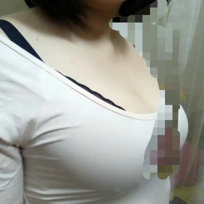 真的像其他賣家說的，肩很寬，我肩在女人中已經算款，都勉強撐得起衣服，不過後悔買這個顏色，還是黑色好！