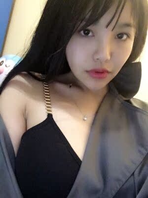 我的胸还算丰满，但就是有点下垂，穿内衣不好看；用了这款丰胸贴后感觉胸部开始变的紧绷绷的感觉了，但很滋润，有点效果了，还需坚持用下去，温和不刺激，还挺好闻的，亲身试过了，还没有其他产品贵，可以放心大胆的使用姐妹们！