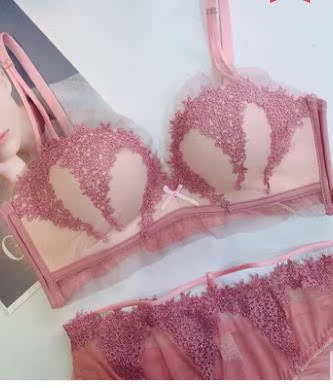 内衣面料摸起来很舒服，是我喜欢的样式，尺码标准穿上很合适，聚拢效果很好，运动时也不往上跑，真的是很好的一款文胸，超级喜欢