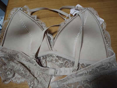 胸垫很薄。蕾丝还行，不会膈皮肤。颜色比照片里稍红一点。