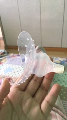 说是顺丰快递，结果等了整整五天才收到。刚拍下就降价11,客服答应退差价，结果收货后问呢，客服一直推脱，24小时都过了，换了两个客服都不处理。再说说东西吧，刚开始吸的很牢，也不疼，就是躺着喂的话，它的形状导致宝宝要吸好多下才能吃到嘴里，才用了四五天后，已经吸不牢了，老掉，觉得根本不值这个价