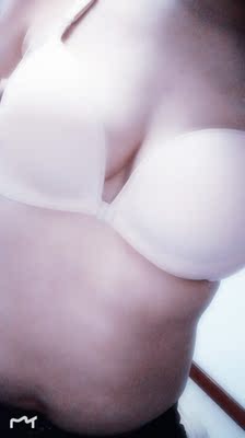 文胸背心款穿着很舒适，客服很详细的给我一一解答了，穿着感觉明显丰满了，质量不错透气舒适比那些有钢圈的舒服多了