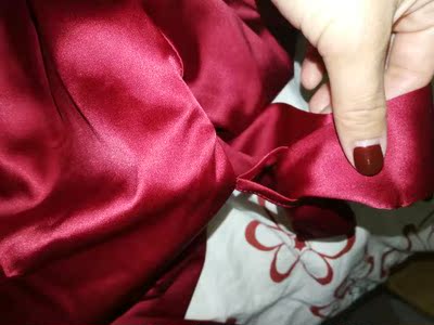 颜色很好，料子不错。就是带子是如图这样的，另外虽然里面有绳子绑住固定一边，但表面的一边没有得固定，很容易松动，要是出门扔个垃圾或者拿快递 估计不经意走光了。