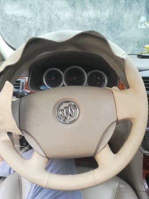 收到就换上了，整个评价里没有一个米白色方向盘特级皮带图的，老板说特级皮色差要大点手感要好点。果然是色差要大点不过手感确实可以。说点不足的地方，整个方向盘套有4个位子口拉不拢（不知道是不是裁缝切小了）大力拉线会断反反复复试了几次都不行，不大力拉又合不上 这就尴尬了，细看不行 整体看上去还凑合吧 缝上这个手好痛啊 上图了。