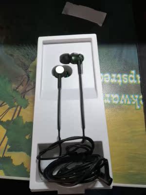 物流一级棒，次日到了，而且比官网便宜很多，泰国产的原因吧，送了个布袋，这点不满意，音质中规中矩，没什么亮点，等过一段时间煲开了我再来追评，总体感觉还是不错的，别说什么万元以下听个响，不装13会shi吗？