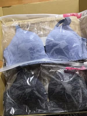 一如既往，穿着很舒服，还送了衣架和透明肩带哈哈