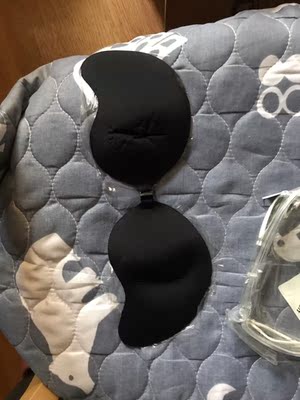 收到之后有褶皱，而且褶皱是消不下去的那种。别的都还好，泡温泉撑一个小时没问题，黏性也很够。这个价位也不要求更多了，还算满意吧