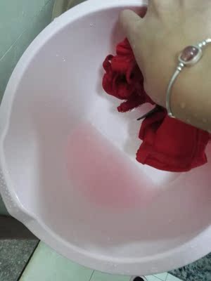 内衣褪色不敢穿又因为洗了没法退，只能丢了，这是双十一比较失败的购物体验