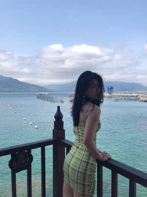 宝贝很好看，穿着修身显瘦，显身材，喜欢。料子也很舒服～像游泳衣的布料，弹性。身高163.体重101,可参考。客服态度很好，物流很快。在海南旅游用的，好评！