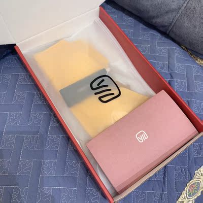 买来搭配衣服的，结果很惊喜，当时拍了照太忙忘记发嘻嘻，颜色太正了，跟模特差不多，总之太棒了，满意值100