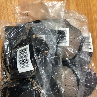 宝贝收到啦，安莉芳的质量果然很好，和商店试过的质量一样，大小也很合适，只要按平时的尺码买，感觉不会出现空杯的情况。特意选的几个款式都比较聚拢。大牌子果然是大牌啊，快递都用的是顺丰呢，很快就收到啦。双十一的价格比平时美丽一点哦。