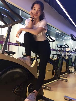 买了很多件运动裤了，数这件比较满意，穿着很舒服，不会有紧绷感，面料很柔软，上了一节单车课吸汗也棒棒哒，准备买多一件来换洗。