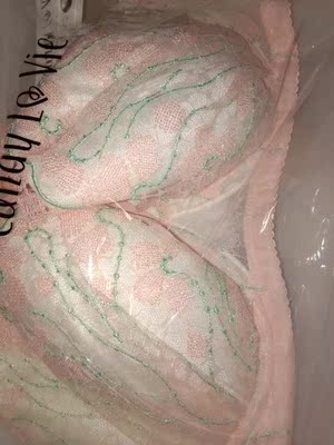 客服小姐姐很好呀，很开心遇到奶糖派呀。推荐推荐。很舒服哦，实物很好看呀