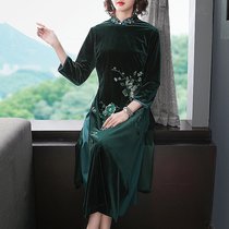 Tang womens autumn and winter clothes New retro Chinese style long temperament waist gold velvet cheongsam modified version dress