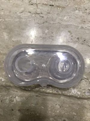 每只硅胶都很软。用之前，我用开水将此矫正硅胶放入自带的小方形盒中，消毒几分钟，晾干。目前佩戴没有感觉不舒服，使用感不错。