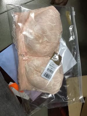 这个款式适合大胸的,生完孩子都缩水了,穿着没型,不过没退货,主要是买回来试了觉得还挺舒服的,也能穿,又没有异味,手感做工各方面都挺好的,所以就留下了。下次买其他款式能适合小胸穿的来! 这个款式适合大胸的,生完孩子都缩水了,穿着没型,不过没退货,主要是买回来试了觉得还挺舒服的,也能穿,又没有异味,手感做工各方面都挺好的,所以就留下了。下次买其他款式能适合小胸穿的来!