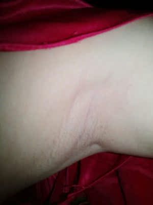 之前用过类似产品，但是用了两个月了还是没有效果。看到这个有人参和灵芝，就想买来试试，没想到才几天，我用在胸部和私处的，都已经有明显的变粉了，看来还是名贵药材真有用啊！