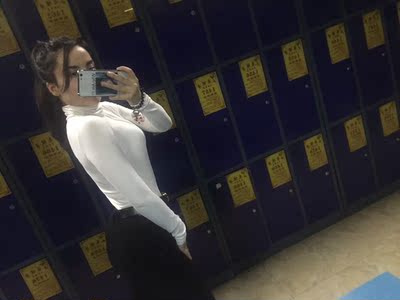 本来买东西从来不评价 但是衣服好看 卖家服务很到位 又买了两个T恤 还给我优惠