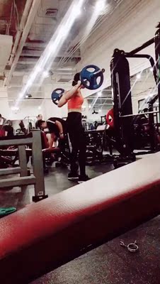 特别好看。显身材。颜色显白。照片里面的我最近胖了