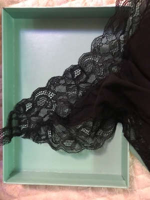 显瘦 漂亮 ！老公比较喜欢 60公斤的妞也没问题，显腰细，质量不错 也是有味 的洗完泡泡