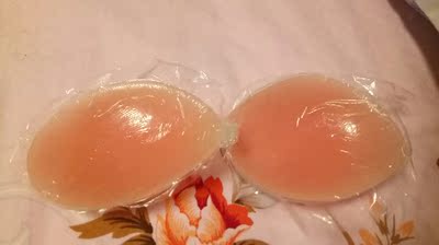 已经试过了，大小刚刚好，黏度也可以，硅胶特别软，很舒服，第一次买这个东西，特别合适，明天要去试婚纱，刚好用上，不知道要不要洗洗再戴！