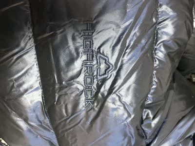 质量很好，不愧是大厂风范，细节很到位，175-140穿l号正好，穿的暖暖的好过年