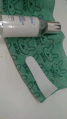 脱毛膏是正品，气味很香，温和不刺激，脱毛很快，涂上去过了七八分钟看到毛毛卷曲柔软的时候就用纸巾轻轻一擦就全部脱掉了，而且脱得很干净，不留毛渣。也没有什么副作用，用后皮肤看着也细腻光滑了，毛毛长的也变慢了