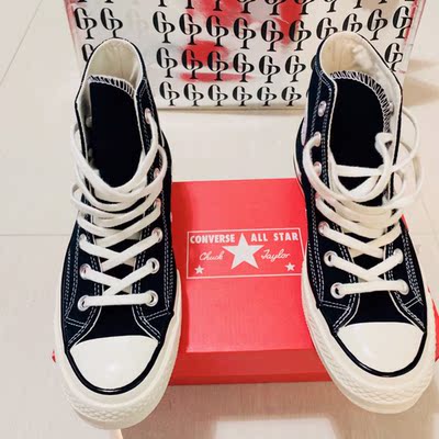 看上这款鞋好久了，打开鞋盒的时候被惊艳到了，超级好看～然后也蛮好搭配衣服的，nice～鞋底是橡胶底的质量很好，上脚很舒适。鞋子样式反正个人比较喜欢，匡威经典1970s，值得拥有哦。