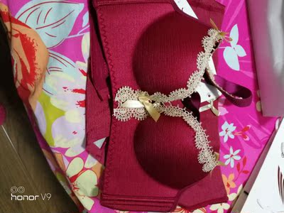 包装精致，内衣也好看。试穿了，效果不错。