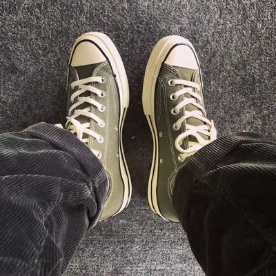 在实体店里买一双的价格可以在这里买两双了，价格虽便宜但鞋子真的意外的好。