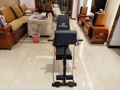 哑铃凳收到啦，外观不错，真的是很好的宝贝，宝贝描述相符，是很不错的产品，没有器械总不知道该做什么运动，正好看到这个超值款，很合心意，质量强硬，器材很稳，加粗钢架支撑，质量强硬。试试这次我能坚持多久，运动吧，加油。 宝贝不错，用料扎实，安装后很稳定。给五星好评，相当满意，在家锻炼刚刚合适！希望自己可以锻炼出一个好身材！