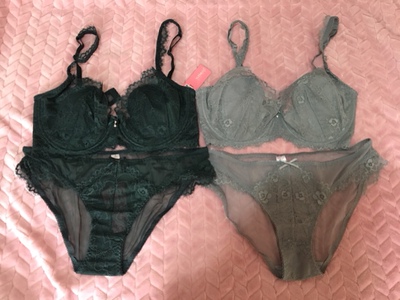 这是自己第二次在这家店铺买内衣了，因为自己之前从来没尝试过这么薄的内衣，之前买了两套穿着觉得特别舒服，没有那么闷热的感觉，很自然的亲肤，上次的内衣穿着没发现身上有掉色现象，但是清洗时会有一点褪色，也不知怎么搞得，店家应该知道这样的女士贴身之物，肯定不会用不好的面料吧，自己还是忍不住又回购了两套，作为过年期间穿，这次买了内部有防凸起的棉了，这样更完美了，薄而不尴尬，挺好的内衣，蕾丝设计很甜美，女生一般都喜欢这样的吧，墨绿色，颜色很正，灰色也好看，挺满意的哦，墨绿色拍出的颜色不怎么对哎，怎么也拍不出实物的颜色，哎，实物的墨绿色还是很正的哦
