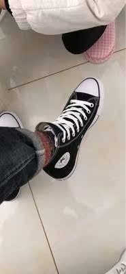 鞋子很棒，质量很好，穿着很好看，是正品的，物流速度也快，下单不到三天就到了，客服态度很好，一次满意的购物体验！