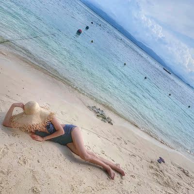 好评  超级好看 显白是真的拍照显胸大   可能因为腰部的衬托   超级好看  放到朋友圈都说泳衣很加分   不过就是洗的掉颜色  掉蓝色的水   我是172体重117左右  买xl的有点大了不贴身肩带总掉  下次就知道买l的了之前买的是黑色的一款   店家特别好有个小瑕疵就给我退换了😬😬😬😬