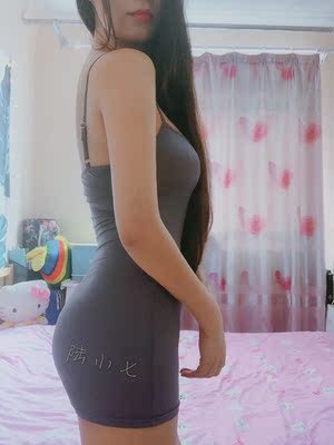 物流很快,第二天就收到了,衣服质感滑滑的,穿上很修身,挺显瘦的,肩带可以自由调节长短。一下买了好几件,喜欢! 物流很快,第二天就收到了,衣服质感滑滑的,穿上很修身,挺显瘦的,肩带可以自由调节长短。一下买了好几件,喜欢!