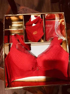 真是一元复始万象更新呢，新年新气象！哈哈很开心，本命年给自己送的第一件礼物就那么满意，今年肯定会顺顺利利的呢，卖家包装很高端的哦，送的袜子我也很喜欢，很可爱，有几个踩小人的图案在上面，踩踩踩，内衣是蕾丝网纱面的很轻柔，价格很实惠呢，物超所值  值得购买，闺蜜看了也买了一套！下次一定要给我优惠点呢。