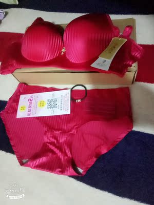 第二件我买的套装收到。第一件买的是单件，我觉得聚拢效果蛮好，适合胸小的人穿，价格实惠，质量又好，值得购买。