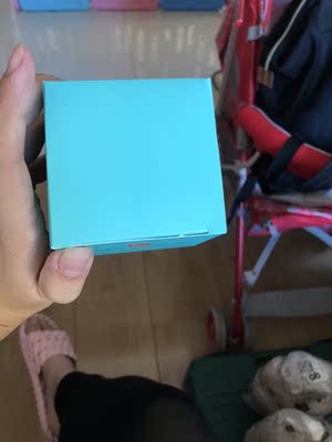 因为饱受乳头皲裂的痛苦，急需这种乳贴，让店家快点发货。店家很人性的就迅速发货了。这个要特别点赞。包装什么的还不错，拿出来闻了一下，基本上没什么气味。拿开水烫了一下，给宝宝吸的时候好忐忑啊，生怕她不吸，好在宝宝不挑，上嘴就吸。吸的特别用力，哈哈。乳头总算缓过来了，痛的时候就用这个，不痛了就吸乳头，备着用。挺不错的。