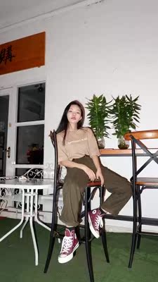 鞋子质量很好，做工精细，穿着合脚，很轻盈走路很舒适，版型百搭流行，点赞