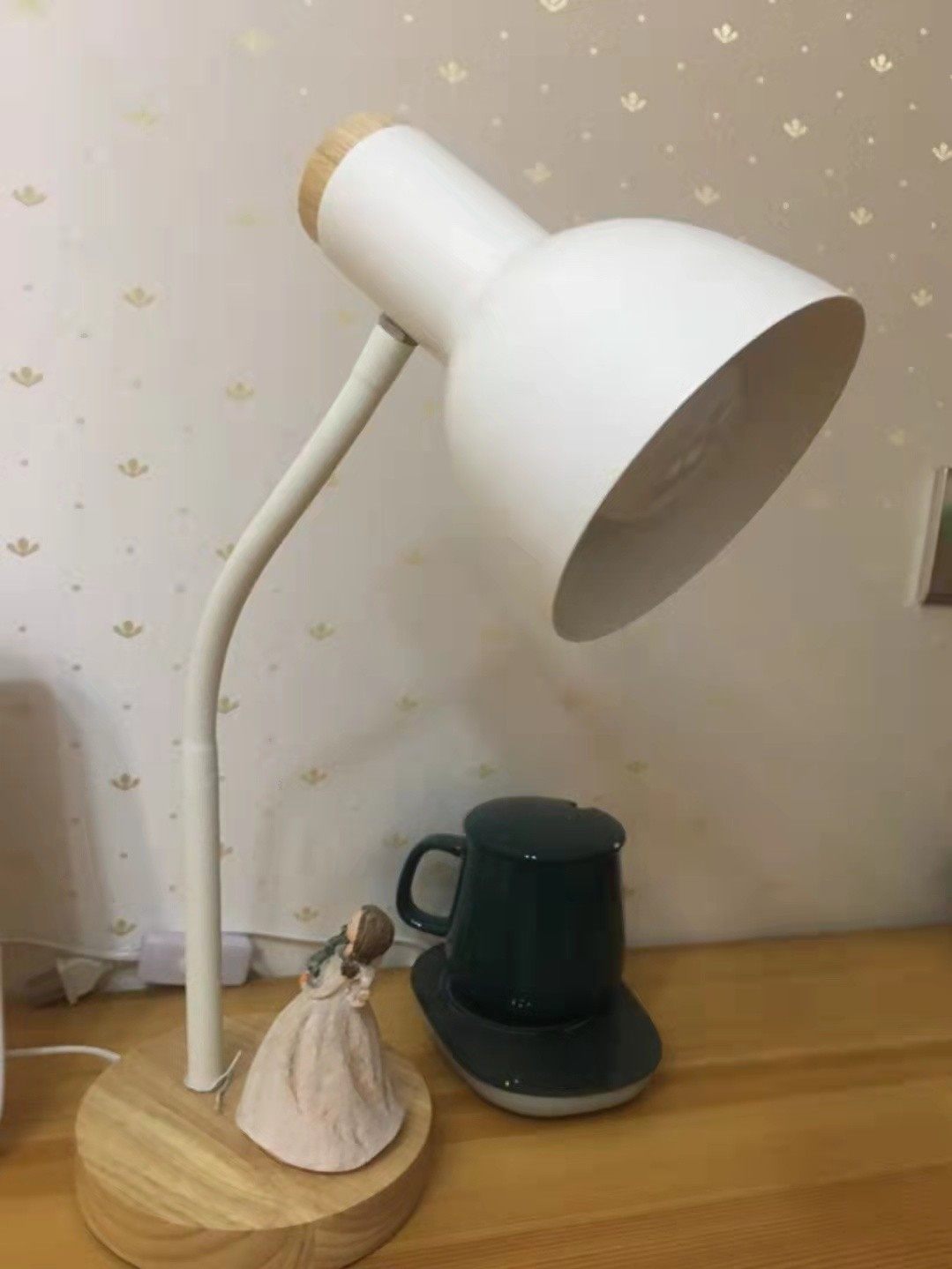 台灯很好哟,买了两个了,非常北欧,有质感,等也很亮,我喜欢亮亮的感觉