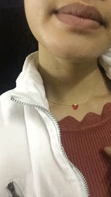 收到快递，感觉很惊喜，包装严密，项链设计精细，小红心非常好看，质量很好，物流速度快，赞一下！