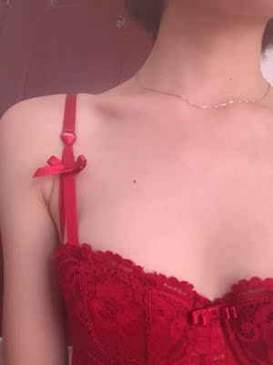 内衣挺漂亮，可惜胸太小，穿着还是有点点空，但是很喜欢。一直穿很厚的杯，觉得不如这种薄的舒服。男朋友也觉得我穿着好看