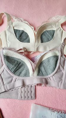 终于等到聚划算开团，关注主播，推荐这款文胸，一直没穿过这样的文胸，总感觉适合大胸妹子，结果收到后我这种小胸妹子穿着也特别适合，很舒服，从来没穿过这么舒服的文胸，忍不住收到货就来评价了，这款文胸真的值得拥有，尤其适合闷热的夏天，每处都是人性化设计。关注店铺，关注主播。还会再来买几套。