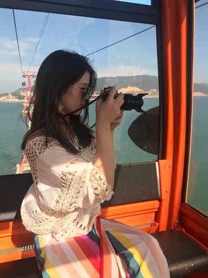 卖家发货和包装很不错哟 ！不得不说说衣服的料子真的很舒服呀！上身效果又好看又舒服 嘿嘿 买回来朋友都夸好看！虽然后背很露 但是真的好看呀 又可以当披肩，当天出行太晒 所以加了个套衫也是很不错的 喜欢......还会继续光顾的啦 喜欢的宝宝不要犹豫哦 赶紧买起来 美美哒哟