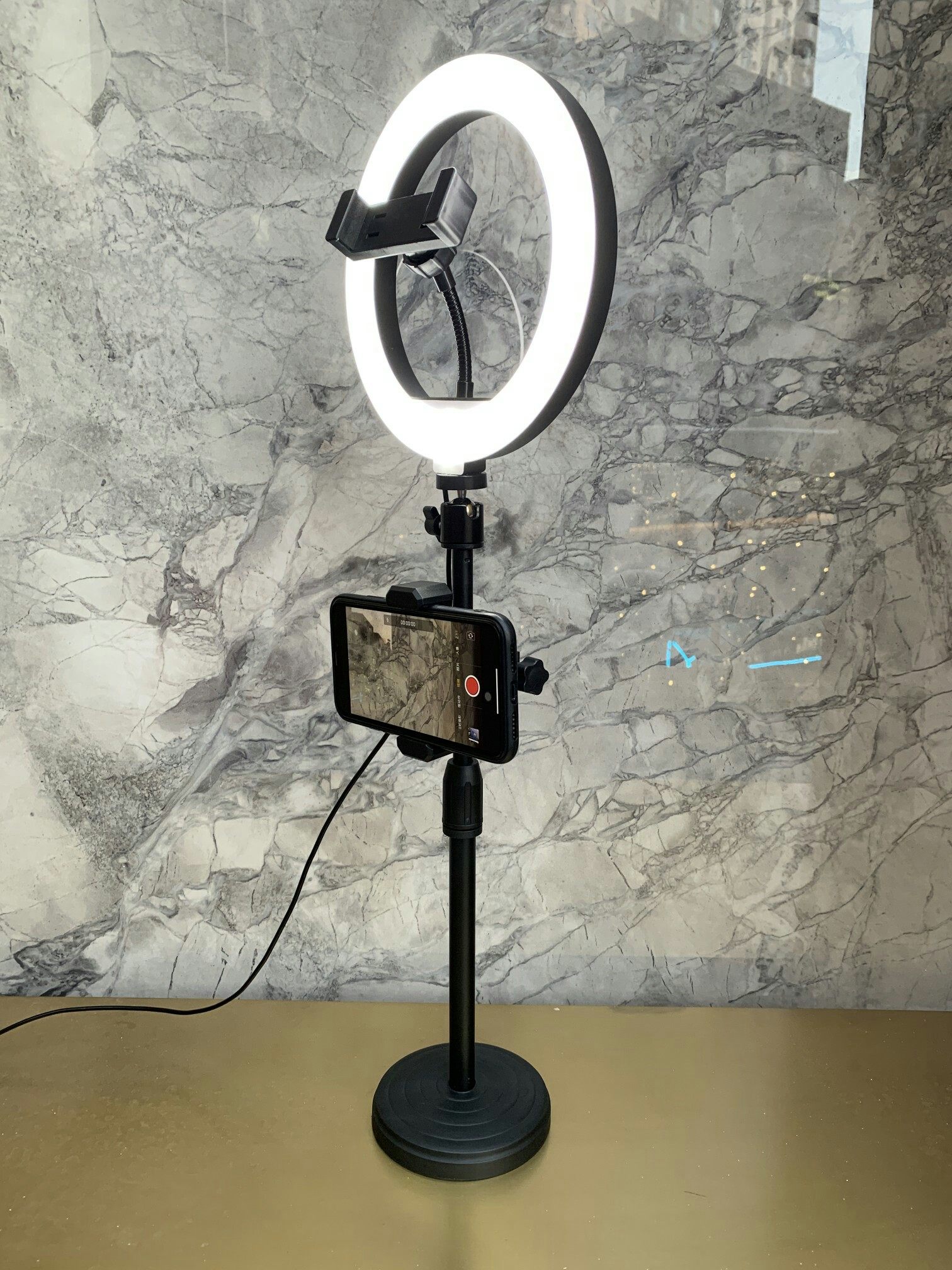 架子结实,拍照很方便,还可以调节光源,以后我也可以直播了,哈哈哈.