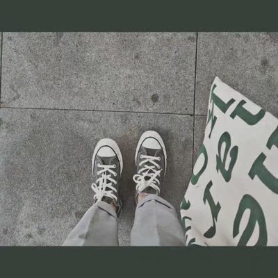 刚穿会磨脚 不过新鞋都这样 穿两天就不磨脚啦 颜色是致命的好看。