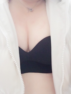 到货了，物流很快，包装结实，款式简单大方，做工精细，淘宝看了好多家，最后选了这家，没有让我失望，一滴一点不下滑，主要里面气垫，真的把我的A胸变了c，超级满意，客服服务好，推荐尺码大小正好，一次满意购物