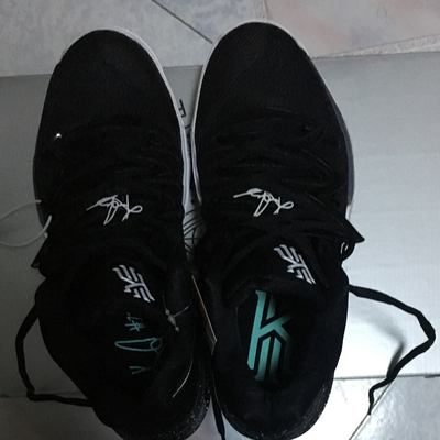 鞋子收到了,上脚试了一下,个人觉得鞋底还是有一点硬,颜值还是不错的,只是穿脚上后发现右脚比左脚往里偏!脱下来仔细对比确实偏的厉害!不知道是不是本来就偏!不知道是否是正品。 鞋子收到了,上脚试了一下,个人觉得鞋底还是有一点硬,颜值还是不错的,只是穿脚上后发现右脚比左脚往里偏!脱下来仔细对比确实偏的厉害!不知道是不是本来就偏!不知道是否是正品。