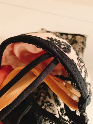 这件适合身材很瘦 胸部很大的女生 罩杯B的女生表示压力山大 完全空的 这个价格买也就拍一次照 不能有其他想法