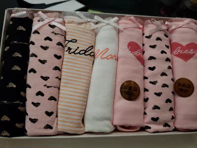 在他家买了很多次了，现在身上全是他家的哈哈哈，质量没得说，而且价格特别的实惠划算，每次店主都会给我小赠品哈哈哈，会一直来店里回购的，好评